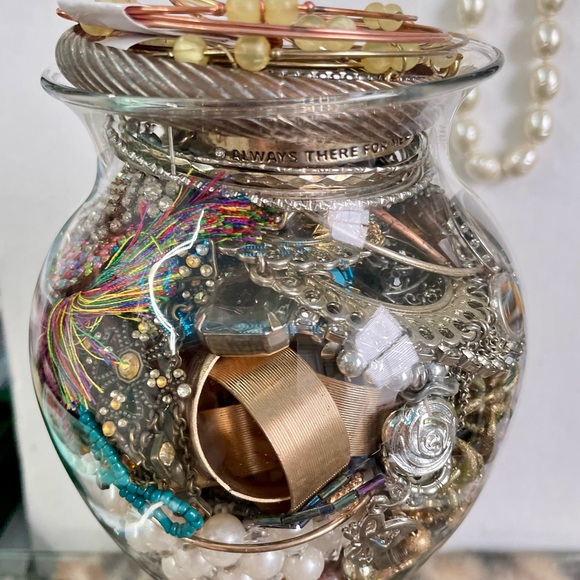 Total 5 Lb (including🫙) of Craft Scraps Junk Drawer Mystery Jewelry Lot 💍📿 - Picture 3 of 11